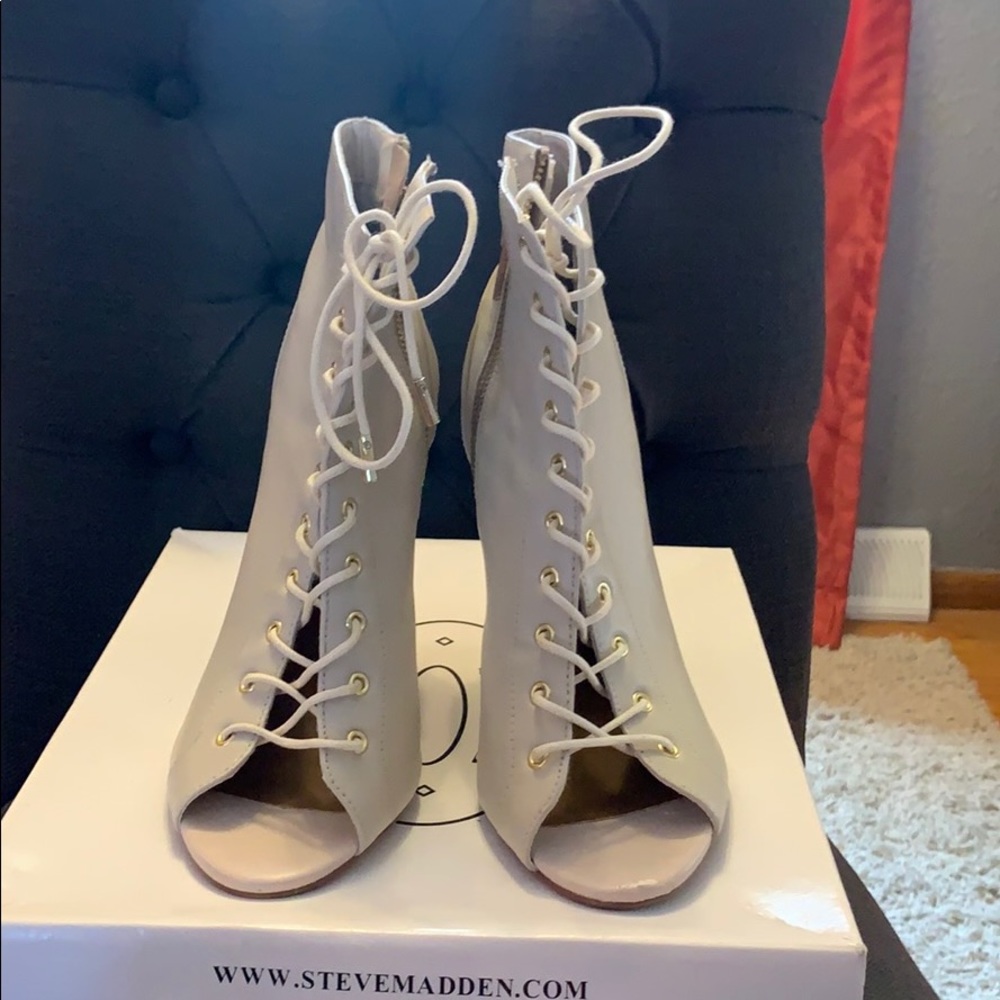 Steve Madden Gladly Bone Leather Lace Up Bootie